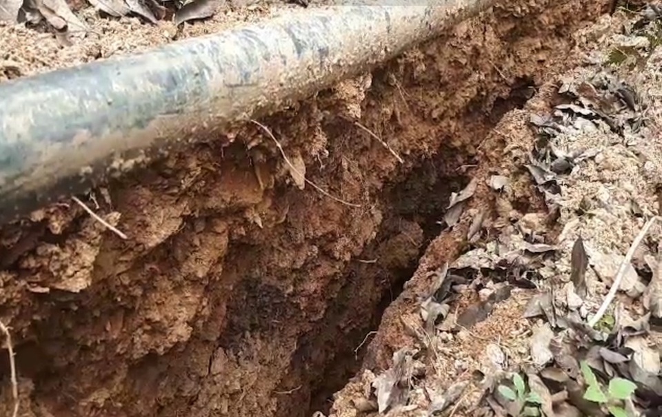 Nứt núi, di dời khẩn cấp hơn 10 hộ dân - 4 Nứt núi, di dời khẩn cấp hơn 10 hộ dân - 4