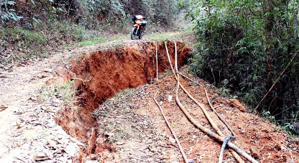 Nứt núi, di dời khẩn cấp hơn 10 hộ dân - 3 Nứt núi, di dời khẩn cấp hơn 10 hộ dân - 3