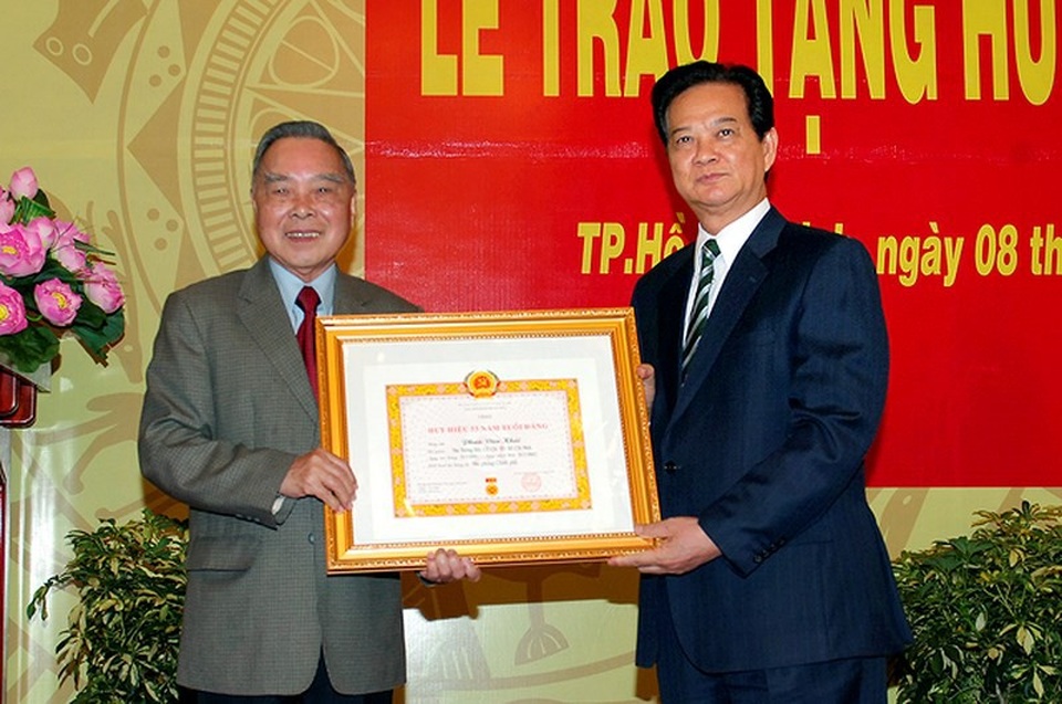 Day dứt của Thủ tướng Phan Văn Khải khi từ nhiệm sớm, nhận lỗi trước nhân dân - 2 Thủ tướng Phan Văn Khải nhận huy hiệu 50 năm tuổi Đảng do người kế nhiệm Nguyễn Tấn Dũng trao tặng năm 2014.