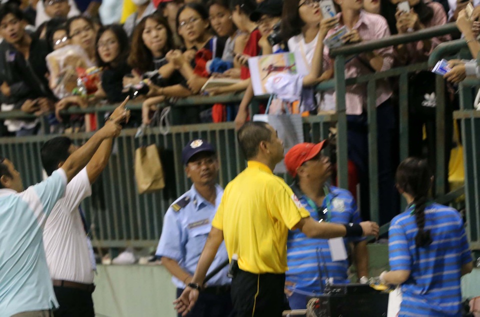Trọng tài Nguyễn Trọng Thư lại bị phản ứng tại V-League - 1 Rất đông khán giả Cần Thơ nán lại sân, phản ứng trọng tài Nguyễn Trọng Thư (ảnh: Anh Hải)