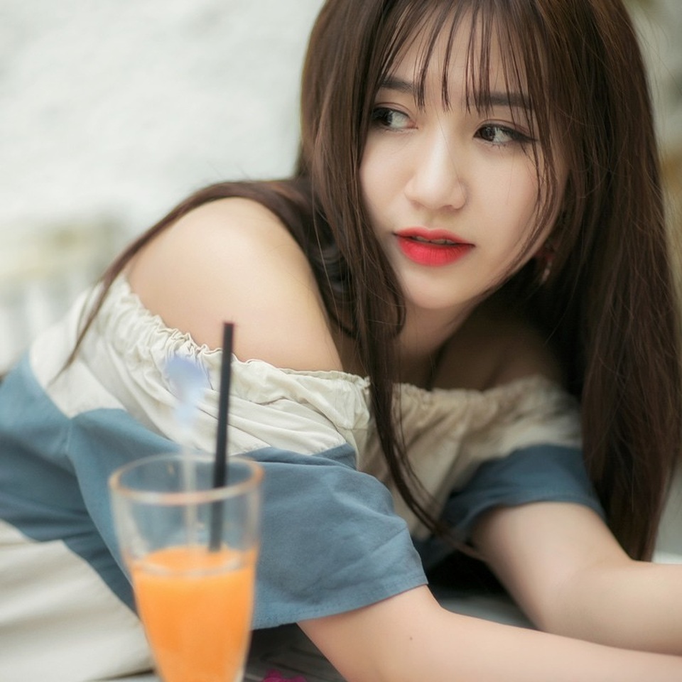Thiếu nữ Nam Định “gây thương nhớ” với nụ cười toả nắng - 4 Nụ cười nhẹ nhàng, đôi mắt to tròn, trong sáng khiến người đối diện không thể rời mắt là điểm cộng lớn nhất cho Ngọc Trâm. Cô được mọi người nhận xét là người hòa đồng, luôn lắng nghe và quan tâm chân thành đến người khác, có lẽ vì thế nên Ngọc Trâm “được lòng” những người xung quanh.