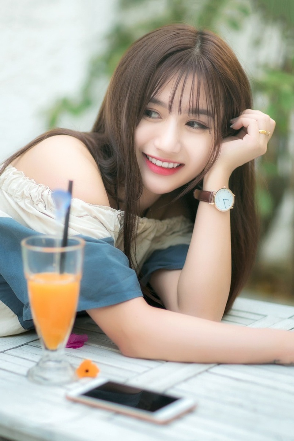 Thiếu nữ Nam Định “gây thương nhớ” với nụ cười toả nắng - 1 Nhân vật chính của bộ ảnh này chính là Phùng Thị Ngọc Trâm (sinh năm 1996, đến từ Nam Định), hiện tại Ngọc Trâm đang làm tại một spa ở Hà Nội và có niềm đam mê kinh doanh riêng, cô cũng dự định sẽ phát triển đam mê của bản thân trong tương lai gần.