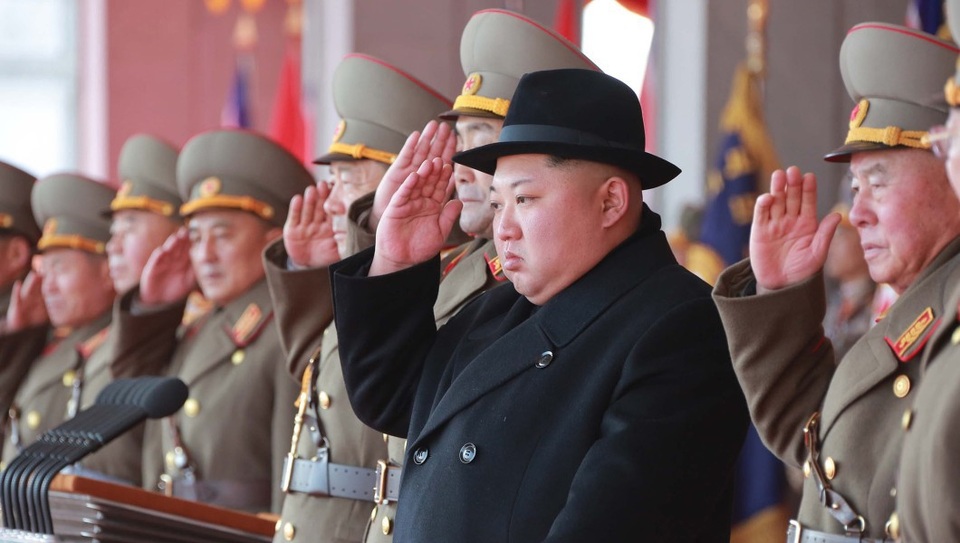 Hé lộ cách Triều Tiên “lách” qua khe cửa hẹp cấm vận - 1 Nhà lãnh đạo Triều Tiên Kim Jong-un thị sát lễ duyệt binh ở Bình Nhưỡng (Ảnh: Reuters)