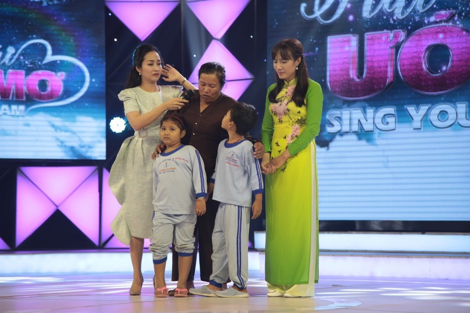 Trấn Thành “nghẹn lời” trước cô giáo hát vì bạn mắc bệnh hiểm nghèo - 4 Thí sinh Vũ Thị Tương và bà cháu bà Ba ve chai