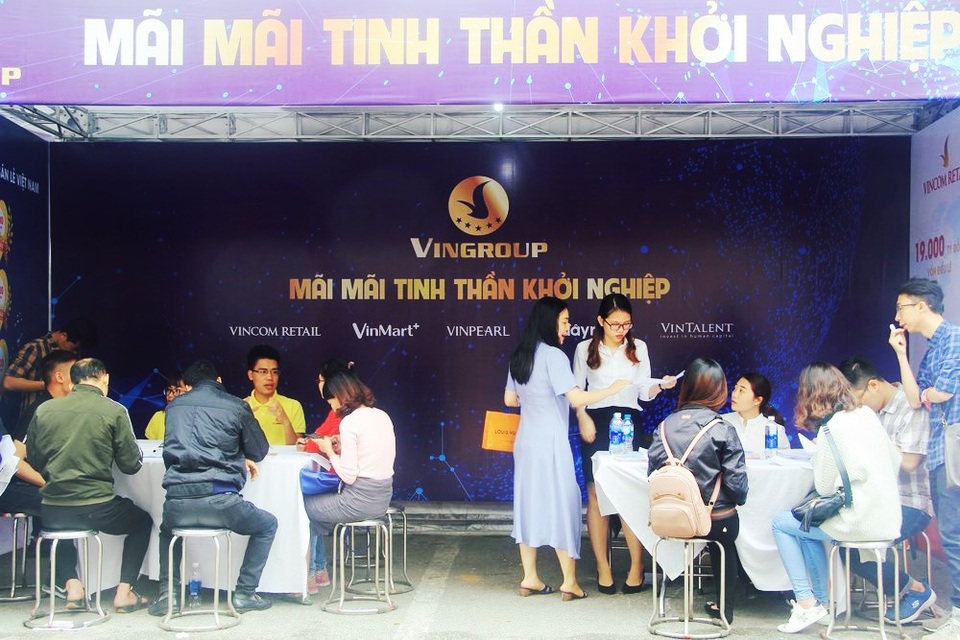 Hơn 3000 sinh viên thủ đô tham gia Ngày hội việc làm 2018 - 8 Hơn 30 doanh nghiệp từ các lĩnh vực tài chính, kinh tế, thương mại, hàng không... trực tiếp tư vấn, phỏng vấn các bạn trẻ.