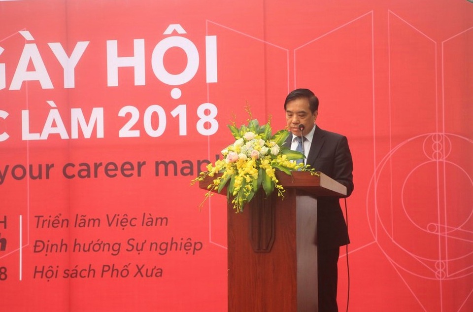 Hơn 3000 sinh viên thủ đô tham gia Ngày hội việc làm 2018 - 1 PGS.TS Bùi Anh Tuấn - Hiệu trưởng ĐH Ngoại thương phát biểu khai mạc chương trình.