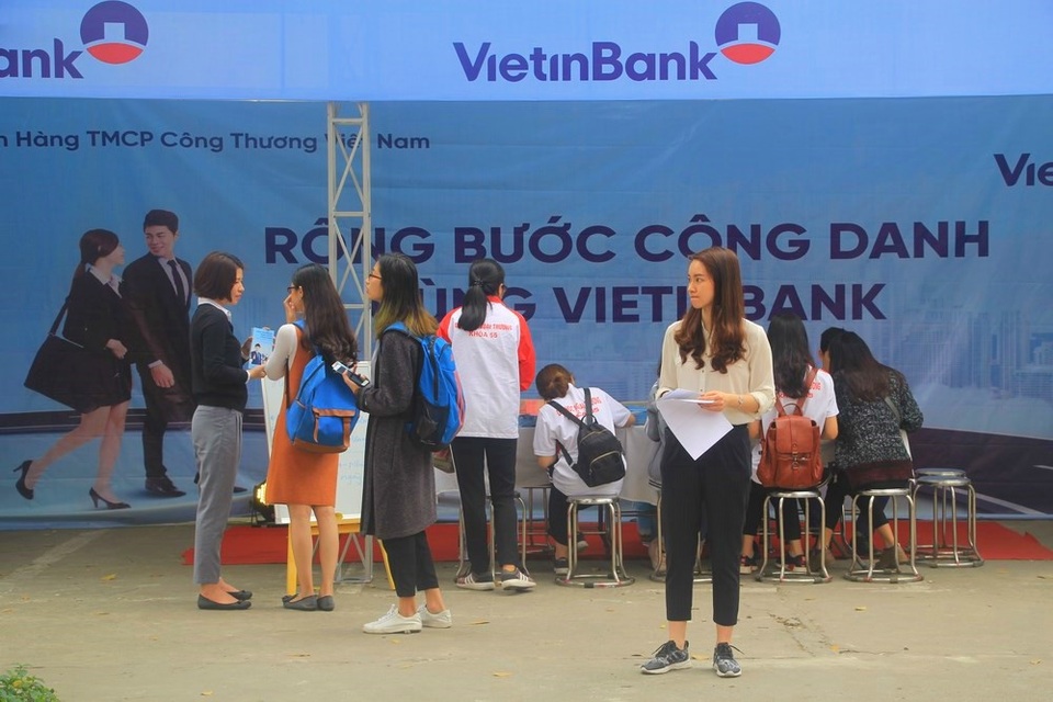 Hơn 3000 sinh viên thủ đô tham gia Ngày hội việc làm 2018 - 3 hông qua các gian hàng tư vấn, nhiều sinh viên đã nêu ra những thắc mắc, định hướng nghề nghiệp cho mình tới các nhà tuyển dụng.