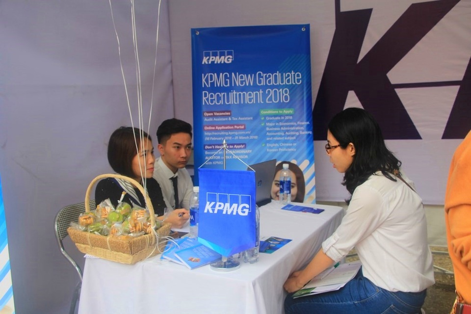 Hơn 3000 sinh viên thủ đô tham gia Ngày hội việc làm 2018 - 4 Nhà tuyển dụng trực tiếp phỏng vấn ứng viên tại gian hàng.