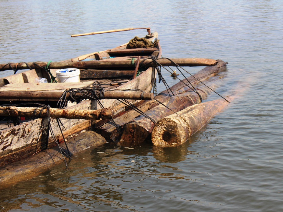 Các cây gỗ được cột chặt hai bên thành ghe