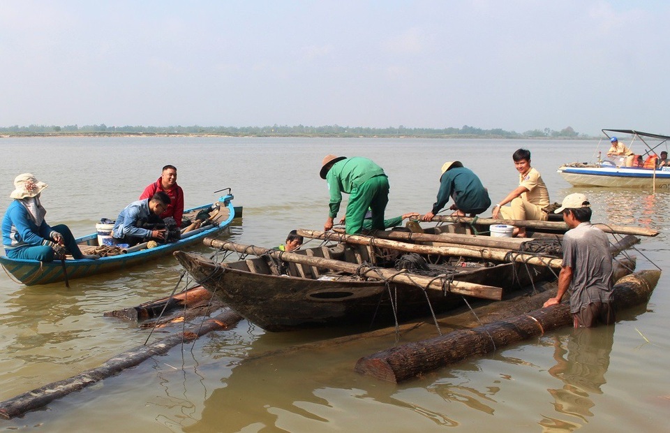 Lực lượng chức năng đang trục vớt số gỗ lậu