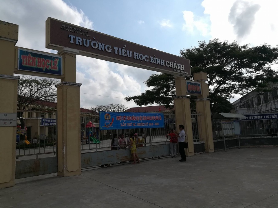 Vụ “cô giáo quỳ gối”: Thêm một phụ huynh phải kiểm điểm công khai - 1
Sáng ngày 17/3, tại Trường tiểu học Bình Chánh, Bến Lức, Long An diễn ra buổi họp khẩn liên quan đến sự việc cô giáo quỳ.