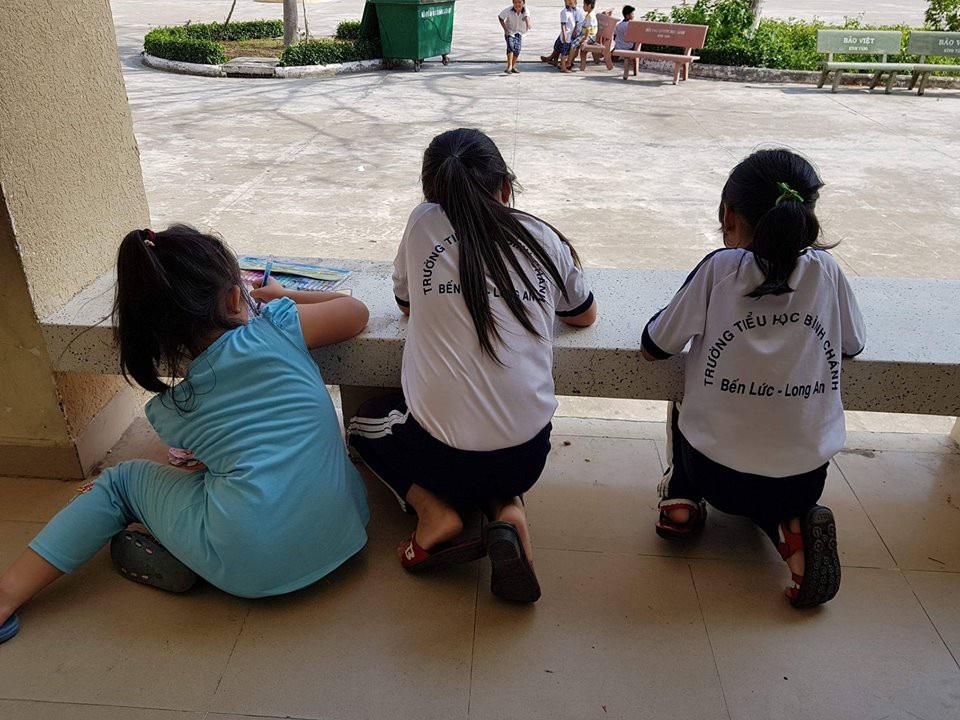 Vụ “cô giáo quỳ gối”: Thêm một phụ huynh phải kiểm điểm công khai - 2 Nhà trường và Hội phụ huynh Trường tiểu học Bình Chánh, Bến Lức, Long An thỏa thuận từ nay phụ huynh đến phản ánh tuyệt đối không được xông thẳng vào lớp, ảnh hưởng đến giáo viên và học trò