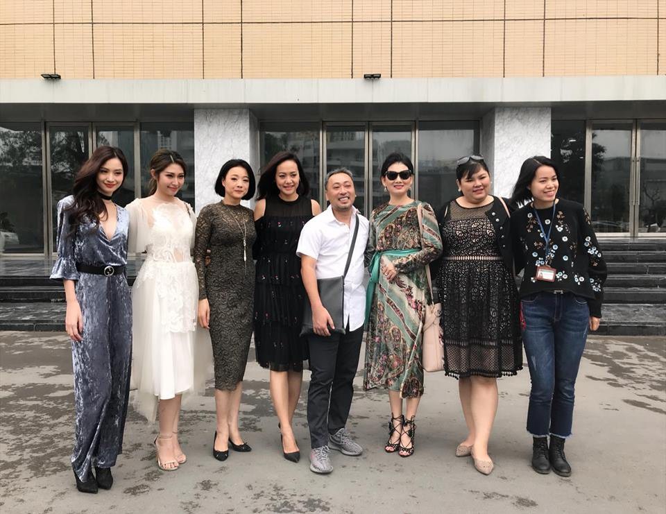 Diễn viên Hồng Ánh: “Mẹ chồng là “fan cứng” của tôi” - 4
Hồng Ánh và đạo diễn Nguyễn Quang Dũng cùng các diễn viên trong phim Tháng năm rực rỡ