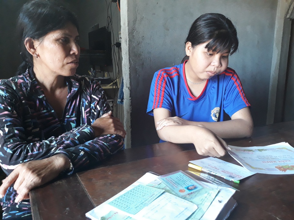 Nữ sinh 8 năm chống chọi với bệnh tật mong có tiền phẫu thuật khối u trên mặt - 5 Đã đến thời điểm bệnh viện yêu cầu tiến hành phẫu thuật khối bướu máu nhưng Hằng đành ở nhà vì không còn tiền