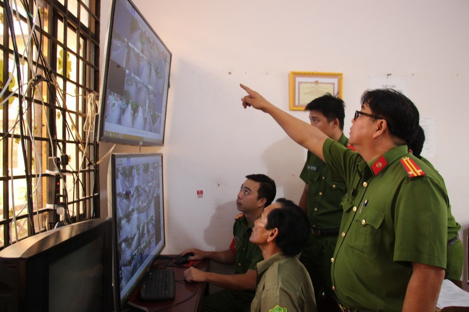 Có camera an ninh… tiểu thương không còn sợ mất trộm - 2 Trung tá Lê Thanh Bình, Trưởng Công an thị trấn Kiên Lương cùng cán bộ trực quan sát camera an ninh