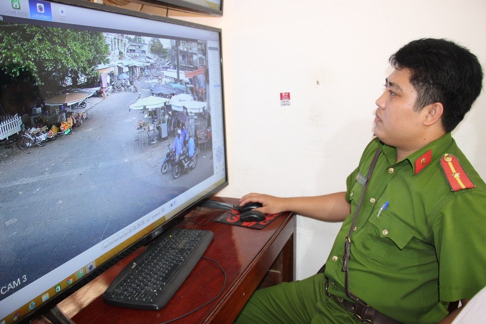 Có camera an ninh… tiểu thương không còn sợ mất trộm - 1 Từ khi Công an thị trấn Kiên Lương tiến hành lắp camera tại các điểm nóng, tình hình an ninh trật tự tại địa phương được đảm bảo. Nhiệu vụ trộm, gây rối trật tự được lực lượng chức năng ngăn chặn kịp thời