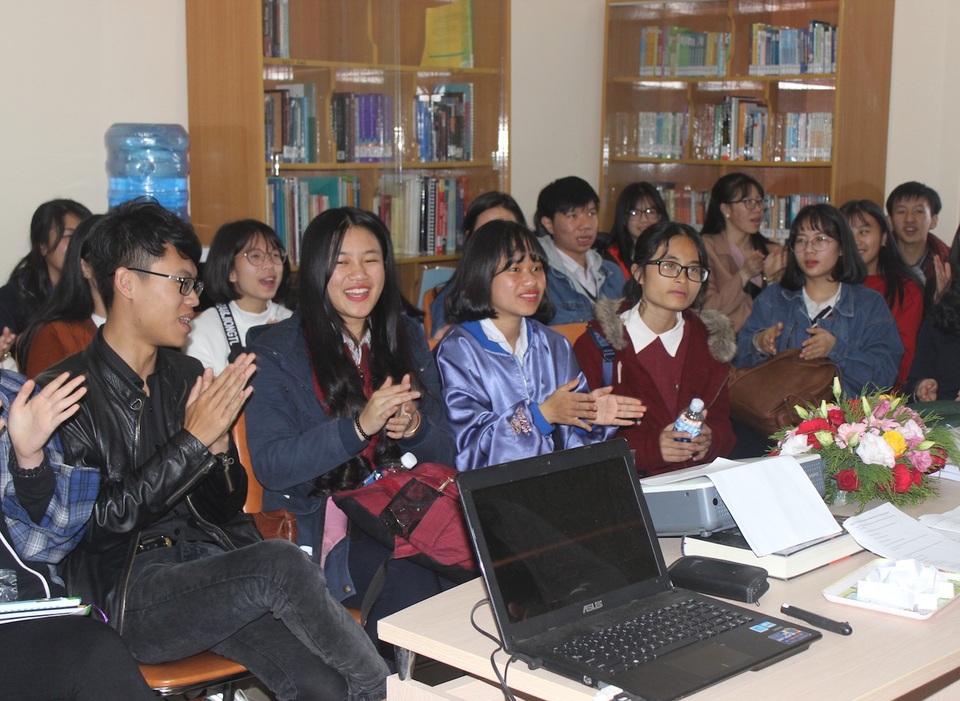 
Một nhóm học sinh hào hứng tham gia buổi thực hành ở khoa Công tác xã hội. (Ảnh: Ngọc Hà)
