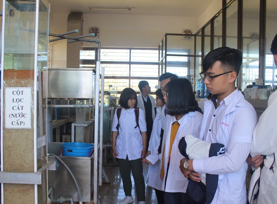 
Các học sinh đang được trải nghiệm khóa thực hành tại phòng thí nghiệm của trường ĐH Đà Lạt. (Ảnh: Ngọc Hà)
