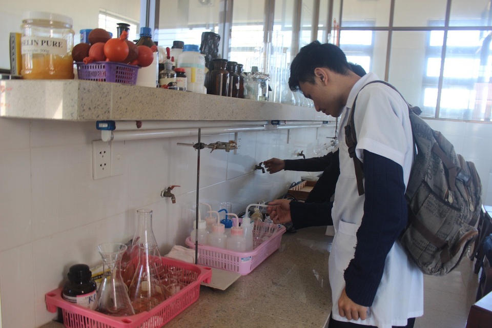 
Các bạn nam tò mò với những đồ thí nghiệm vì ở trường Đại học khác hoàn toàn nơi các em đang theo học. (Ảnh: Ngọc Hà)
