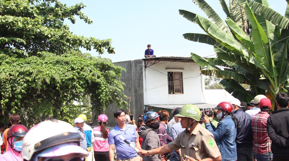 Nam thanh niên quậy tưng trên mái nhà, ném đá vào lực lượng giải cứu - 6 Nam thanh niên quậy tưng trên mái nhà, ném đá vào lực lượng giải cứu - 6