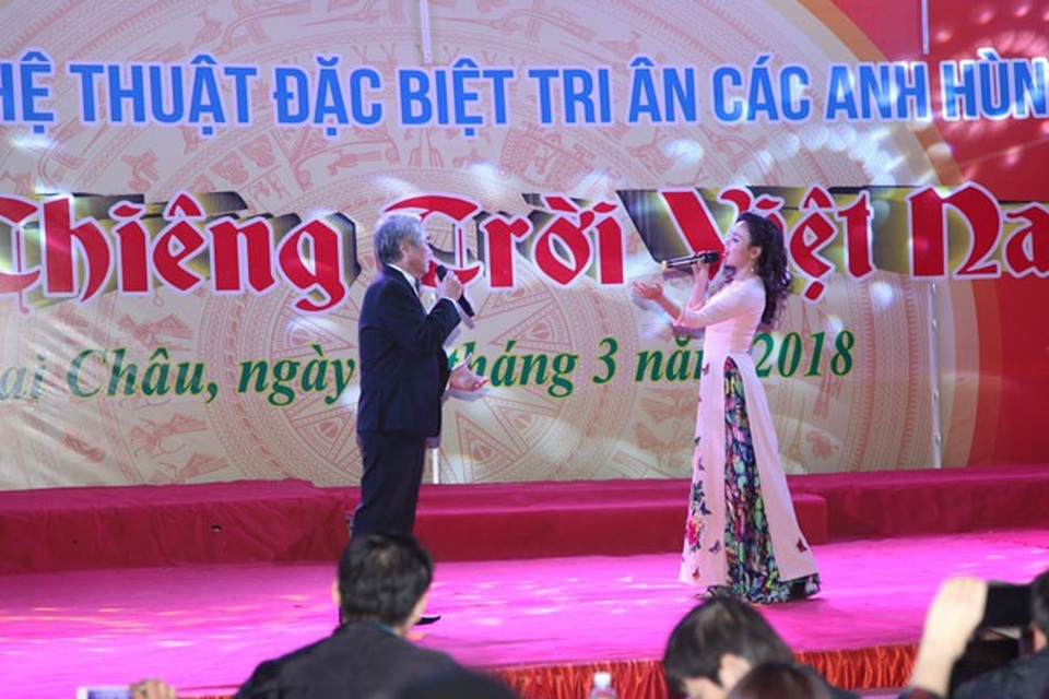 Sao mai Khánh Ly ám ảnh với những đứa trẻ lem luốc vùng cao - 2 NSND Quang Thọ song ca cùng Sao Mai Khánh Ly trên sân khấu.
