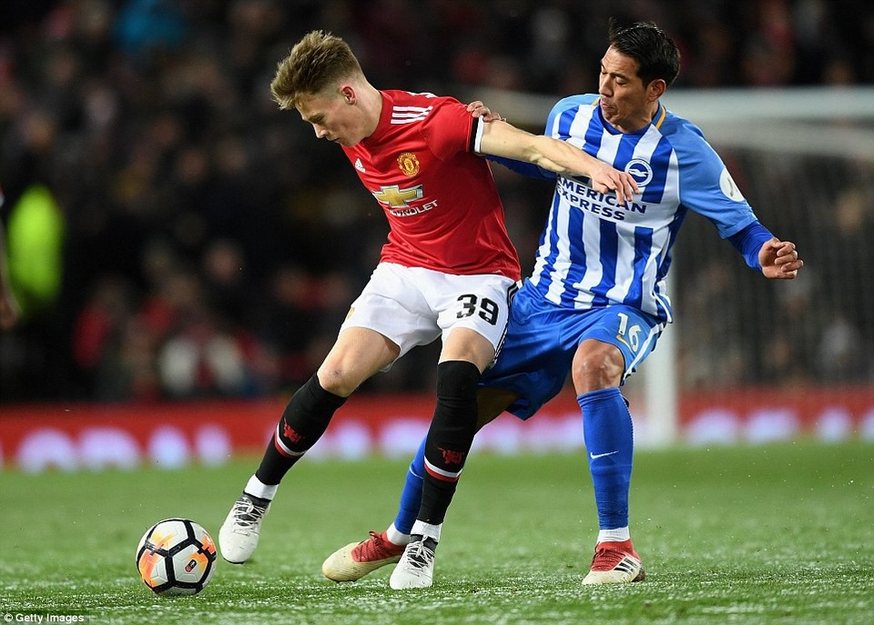 MU 2-0 Brighton: Lukaku, Matic đưa "Quỷ đỏ" vào bán kết - 2
Tiền vệ trẻ McTominay (trái) đã được trở lại đội hình xuất phát