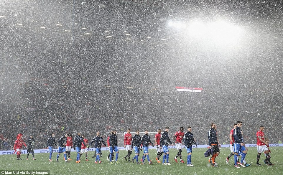 
Mặt sân đã được dọn sạch tuyết và hai đội vẫn bước ra sân dưới cơn mưa tuyết để thi đấu trận tứ kết FA Cup
