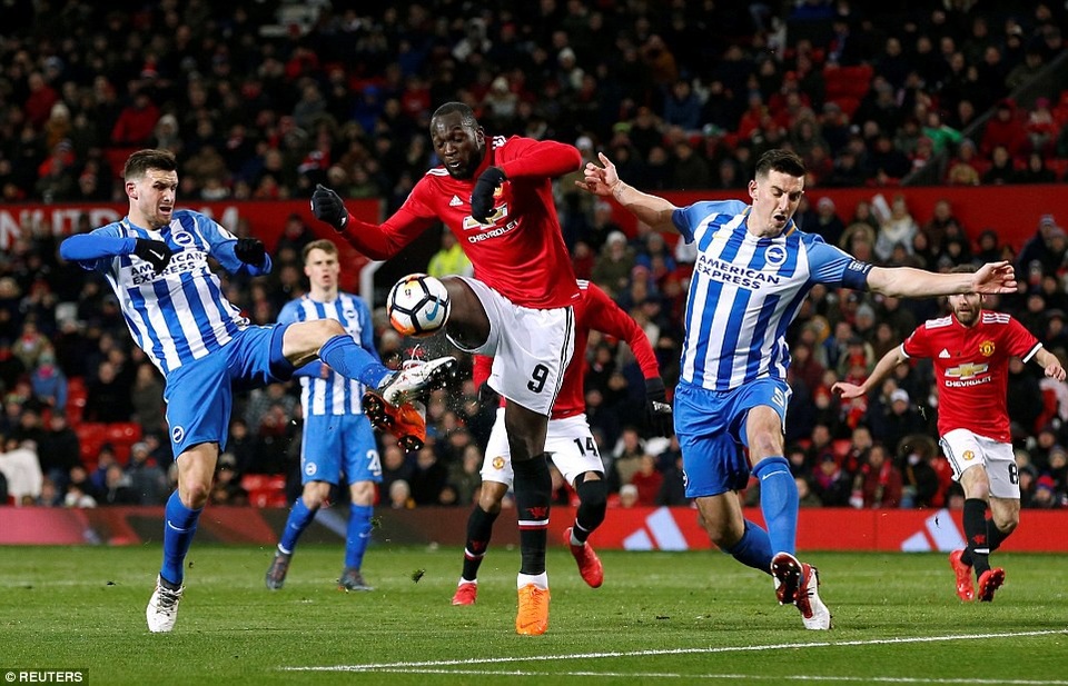 
Lukaku (giữa) trong vòng vây của các cầu thủ Brighton, tiền đạo người Bỉ vẫn thi đấu đầy nỗ lực
