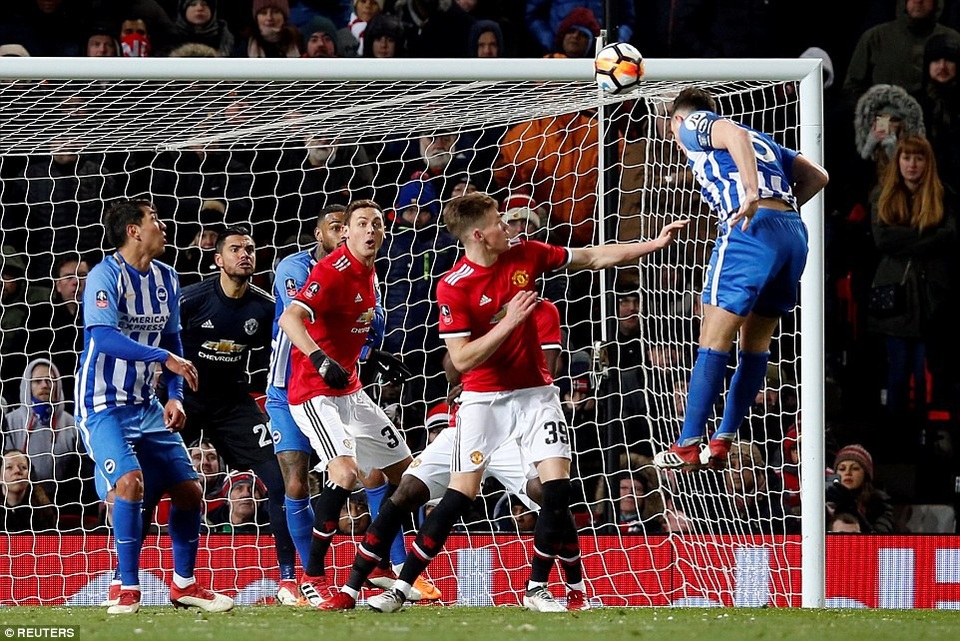 
Lewis Dunk thoát khỏi sự đeo bám của McTominay để thực hiện cú đánh đầu vọt xà ngang
