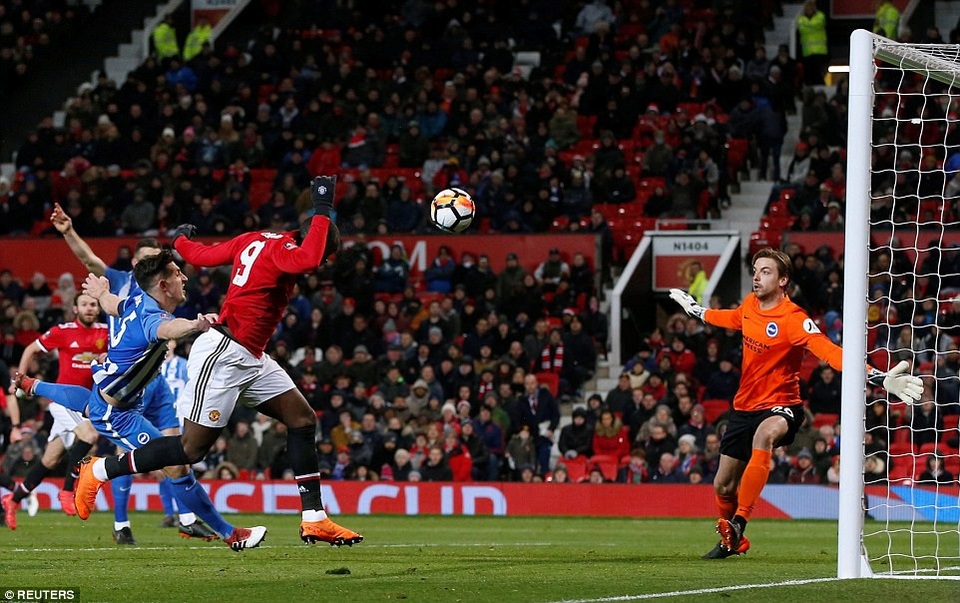 
Mu cuối cùng cũng mở tỉ số ở phút 37 do công của Lukaku, một bàn thắng bàn đầu của tiền đạo người Bỉ
