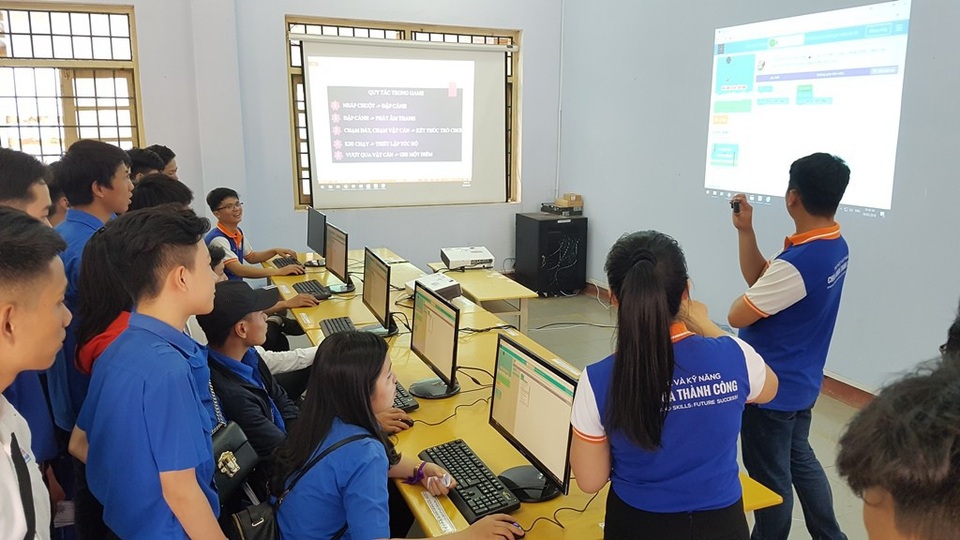 
Các em học sinh thử lập trình tại phòng công nghệ. (Ảnh: Đại Dương)
