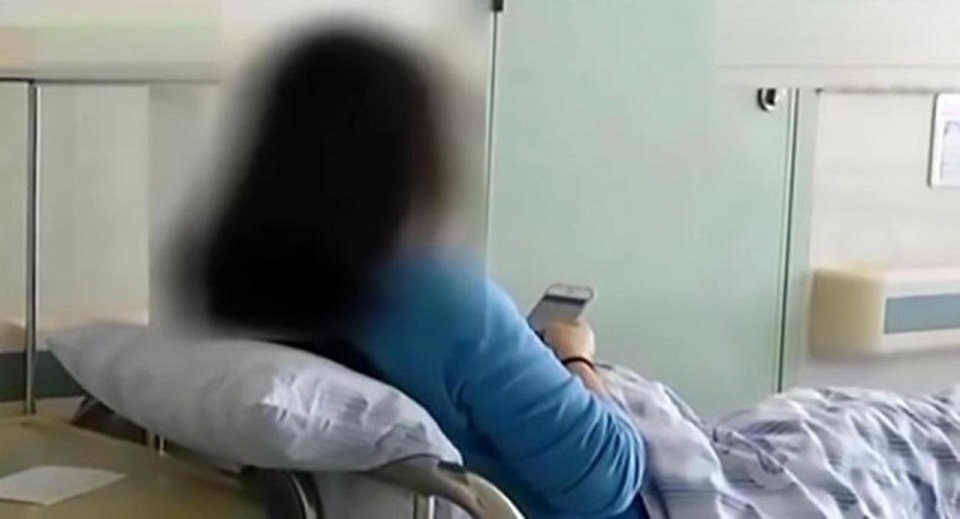 "Ôm" điện thoại suốt 20 giờ liền, một người phụ nữ bị tắc mạch máu não - 3 Cô vấn tiếp tục dùng điện thoại trên giường bệnh