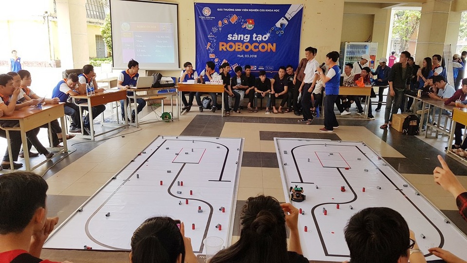 
Xem thi ROBOCON. (Ảnh: Đại Dương)

