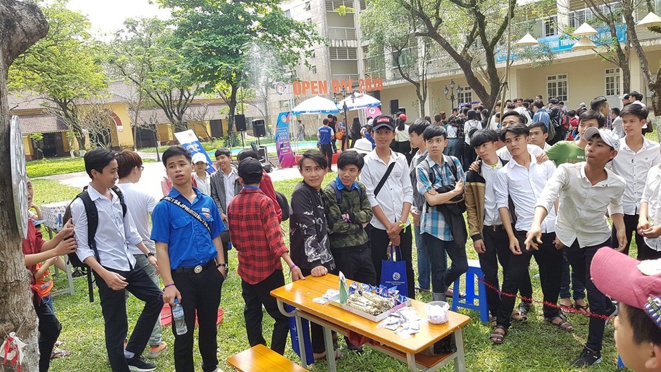 
Chơi các trò chơi như ném phi tiêu đoán thưởng. (Ảnh: Đại Dương)
