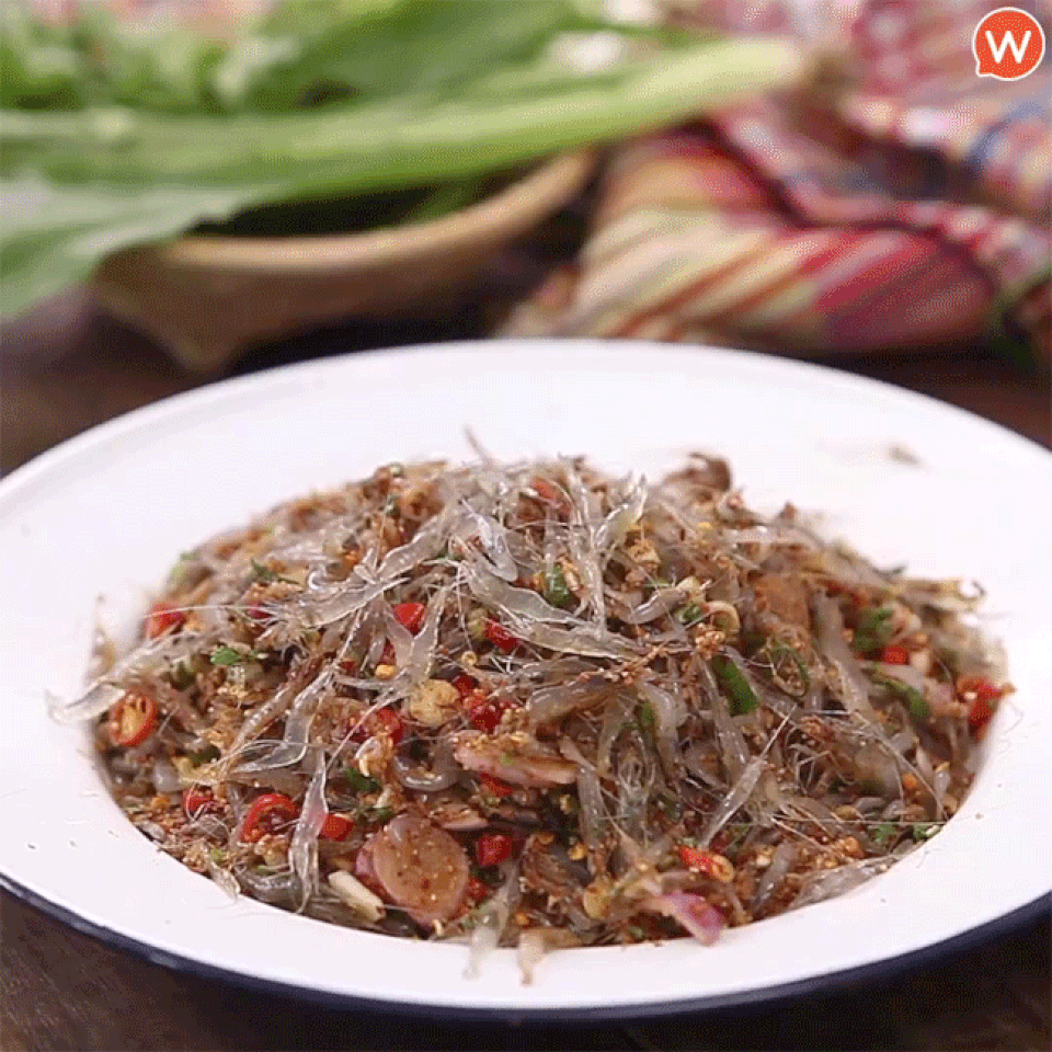 Rùng mình 4 món ăn tươi sống vẫn “ngoe nguẩy” trong miệng - 3 Một trong những điểm đặc biệt của món ăn này đó chính là sau khi tép được trộn với gia vị phải thưởng thức ngay