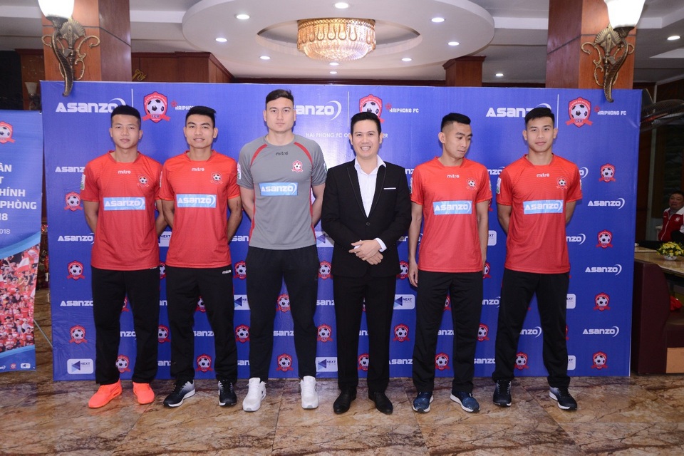 “Bầu Tam” tận tay thưởng nóng 50 triệu cho ngoại binh Hải Phòng - 6
Ông Phạm Văn Tam gửi lời chúc sức khỏe tới các cầu thủ CLB Hải Phòng trong lễ xuất quân trước thềm V.League 2018