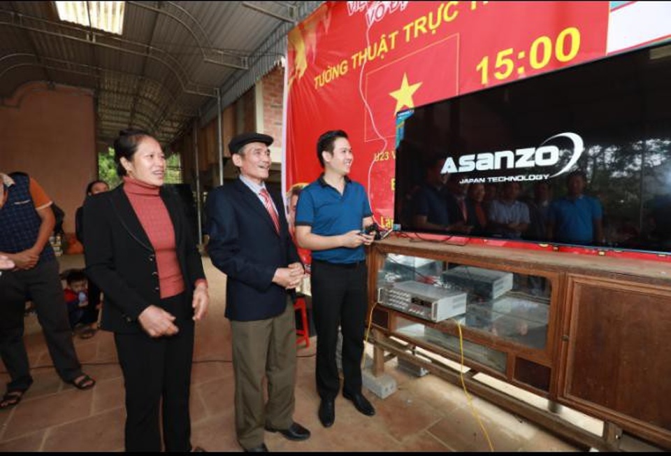 “Bầu Tam” tận tay thưởng nóng 50 triệu cho ngoại binh Hải Phòng - 7
Bầu Tam tặng Tivi 65 inch cho gia đình thủ môn Bùi Tiến Dũng xem chung kết U23 VN