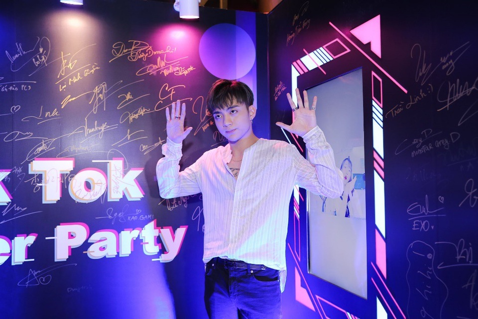 Soobin Hoàng Sơn hội ngộ 200 gương mặt trẻ - 7
Soobin Hoàng Sơn cho biết, mỗi lần lướt trang cá nhân, anh xem được rất nhiều clip ngắn hài hước, độc đáo của các fans tự quay và chia sẻ. Anh cũng từng nhiều lần tự tìm hiểu cách ghi lại những khoảnh khắc hài hước của mình để gởi tặng người hâm mộ. Điều khiến anh thích nhất ở Tik Tok là việc khuyến khích người dùng tự do thể hiện cá tính của bản thân bằng tập hợp nhiều tính năng hi-tech và hiệu ứng đặc biệt và dễ sử dụng.