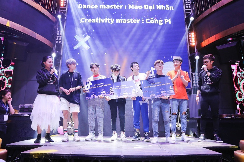 Soobin Hoàng Sơn hội ngộ 200 gương mặt trẻ - 8
Tại sự kiện, cộng đồng những “chuyên gia sáng tạo” trẻ trên toàn cầu còn được kết nối thông qua cuộc thi “Tik Tok Master”. Họ chia thành các đội kết hợp với những Tik-Toker từ Trung Quốc để sáng tạo nên những clip độc đáo trong khoảng thời gian chưa đầy 15 phút. Những người chiến thắng nhận được tổng giải thưởng trị giá 500 triệu đồng bao gồm một chuyến du lịch nước ngoài hoàn toàn miễn phí từ Tik Tok và được quảng bá rầm rộ trên các phương tiện truyền thông.