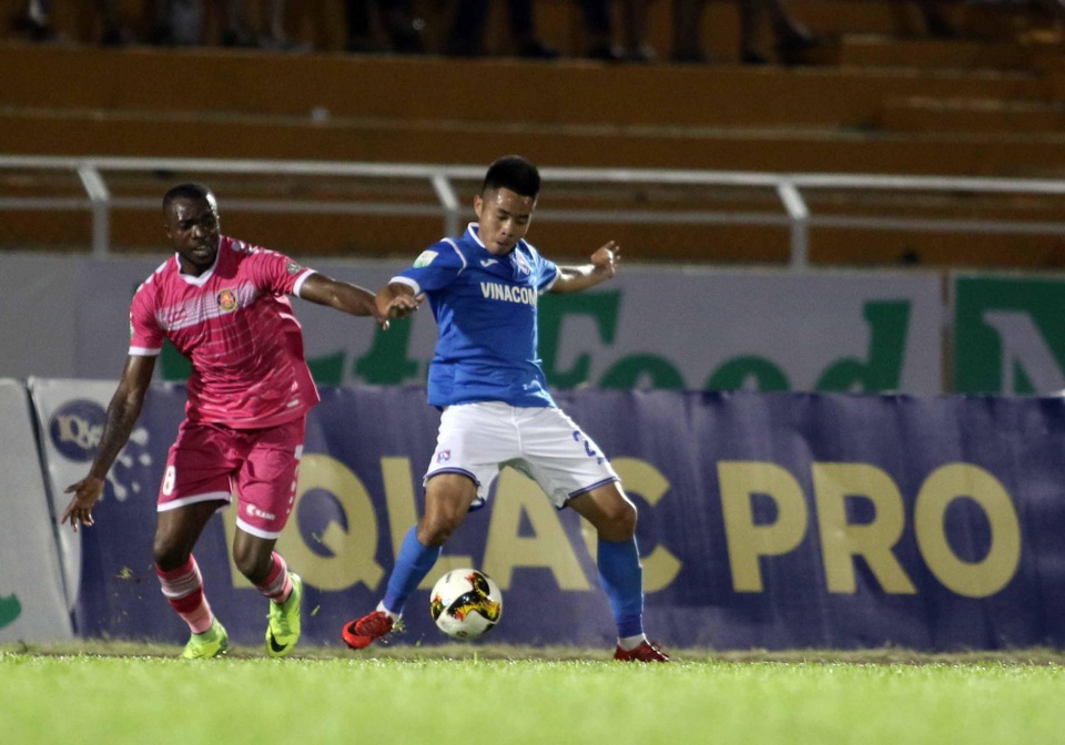 Than Quảng Ninh ngược dòng đánh bại Sài Gòn FC - 4 Dù vậy, Than Quảng Ninh vẫn tỏ ra khá kiên cường, sau khi bị dẫn trước