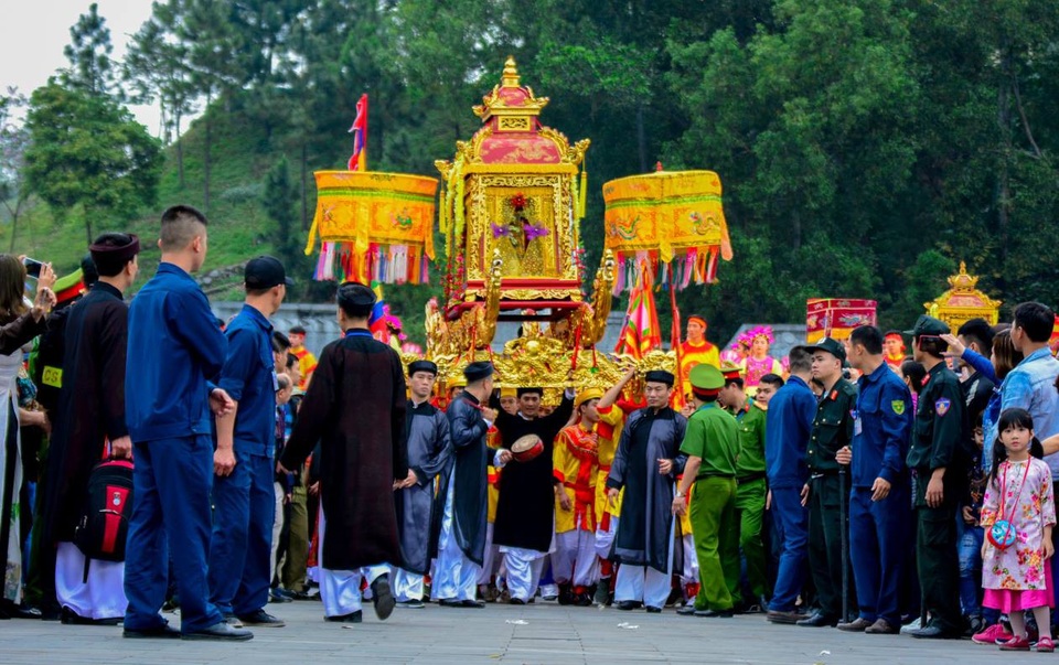 Biển người đội mưa dự Lễ khai hội đền Cửa Ông 2018 - 8 Trước đó vào chiều cùng ngày 18/3, nghi lễ Đức Ông vi hành cũng đã diễn ra.