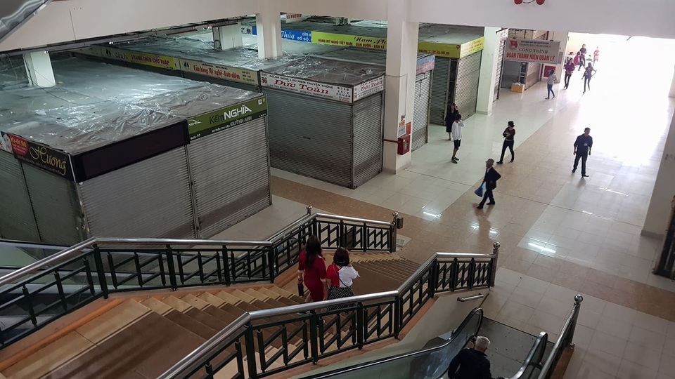 Vụ chợ sầm uất nhất Hạ Long vắng ngắt: Thành phố khẳng định tăng phí là đúng - 2 Trước đó hơn 400 điểm bán hàng tại chợ Hạ Long 1 đồng loạt ngừng bán hàng để phản đối mức giá dịch vụ vệ sinh mới