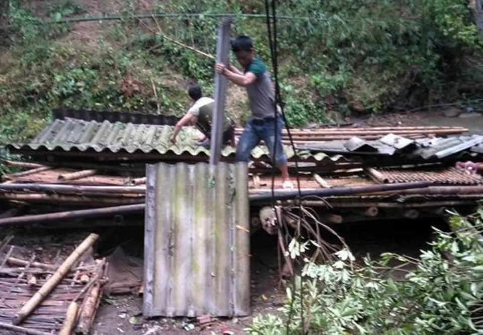 Mưa đá kèm lốc xoáy tốc mái, kéo sập nhiều nhà dân - 2
Nhiều nhà dân bị tốc mái, sập đổ hoàn toàn