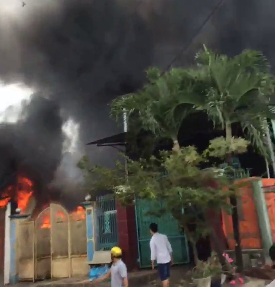 
Ngọn lửa bốc cháy dữ dội tạo nên cột khói che đen bầu trời giữa trưa
