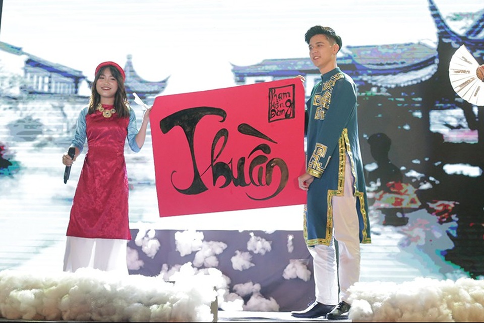 Bông hồng lai hút ánh nhìn tại Chung kết Đại sứ Phan Đình Phùng - 9 Lựa chọn “Thư pháp” làm chủ đề cho phần thi tài năng của mình, chàng trai Phạm Hồng Đăng đã trổ tài viết thư pháp trong thời gian người bạn Bùi Ngọc Ánh của mình khoe giọng hát qua ca khúc Thư pháp.