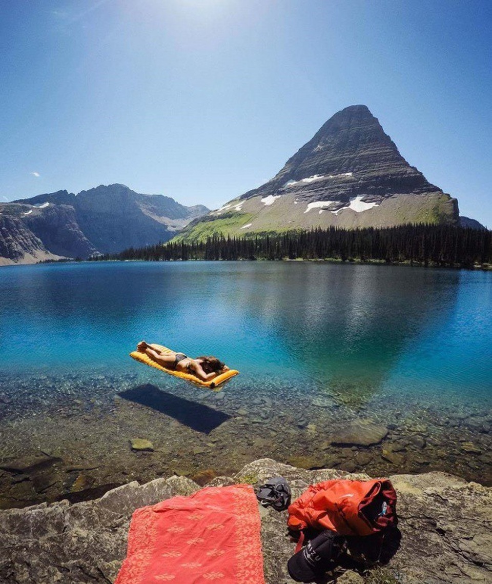 Chùm ảnh trùng hợp hài hước mà phải nhìn nhiều lần mới nhận ra - 12 Chẳng biết cô gái đang tắm nắng hay cưỡi thảm bay nữa