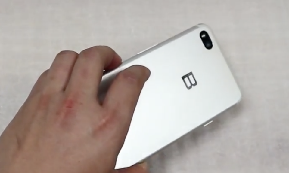 Bphone 2018 "lộ diện", dùng kim loại thay kính cường lực? - 1 Ảnh chụp từ clip