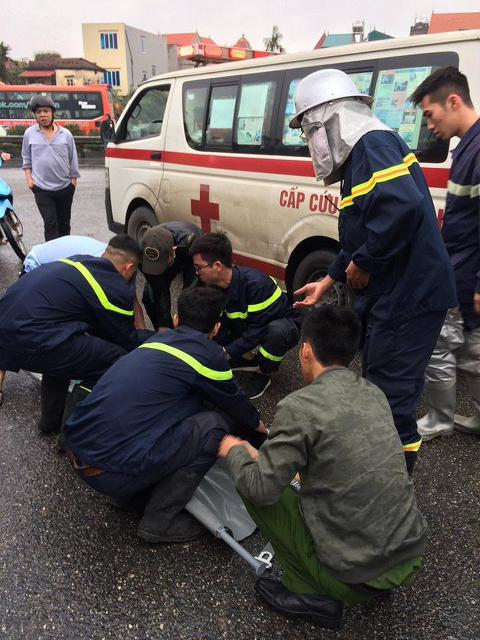 5 người tử vong trong 4 vụ tai nạn trên Cao tốc Pháp Vân - Cầu Giẽ - 2 Lực lượng chức năng cấp cứu người bị nạn (Ảnh: CTV).