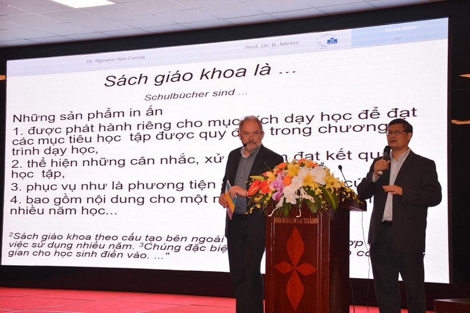 Học hỏi kinh nghiệm quốc tế để biên soạn sách giáo khoa phát triển năng lực - 1 Giáo sư Bernd Meier cùng cộng sự TS Nguyễn Văn Cường đến từ nước Đức chia sẻ kinh nghiệm viết SGK.