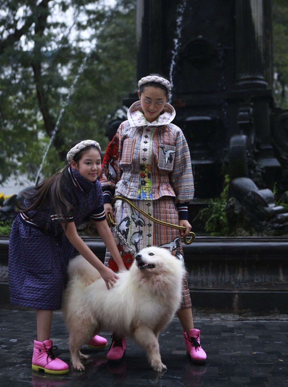 Công chúng tham dự Tuần lễ Thời trang Việt Nam - Italia Thu Đông 2018 trầm trồ không chỉ bởi những thiết kế lụa với kĩ thuật chần bông ấn tượng, tinh tế mà còn bởi sự xuất hiện của chú chó Alaska trên sàn diễn thời trang.